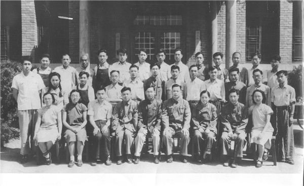 1951年，近代物理所合影（二排右四为叶铭汉）