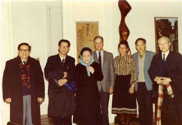 1981年，在美国费米国家实验室Wilson所长家中做客（右二为叶铭汉）