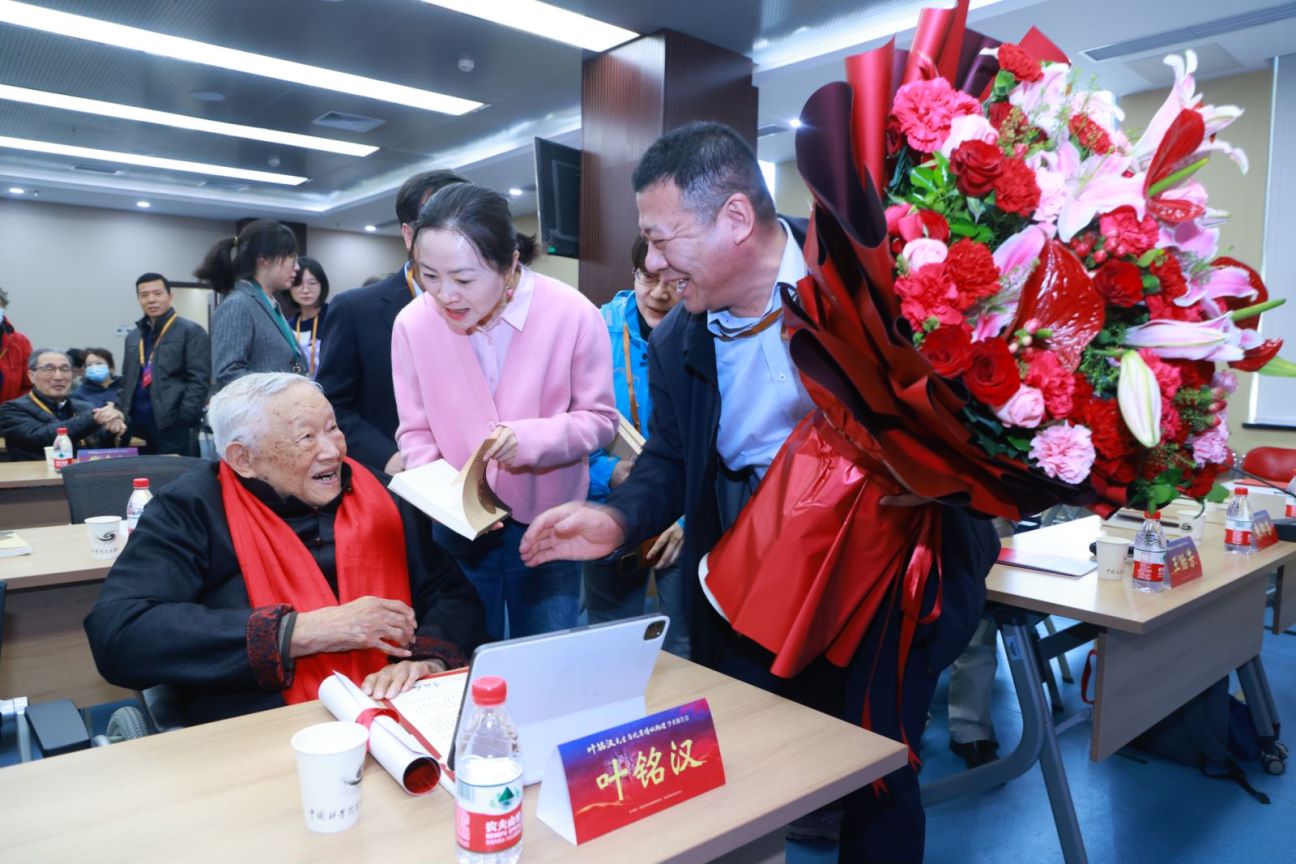 叶铭汉先生与北京谱仪物理学术报告会现场