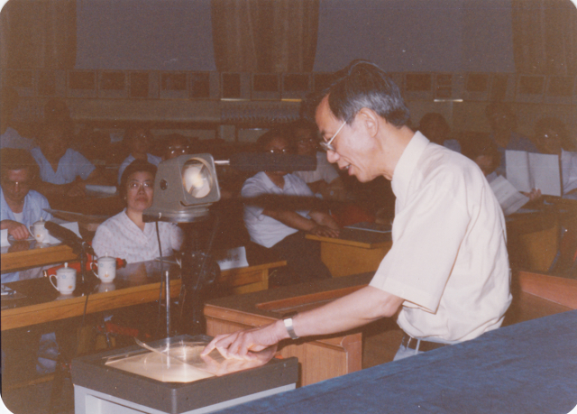 1990年7月21日，高能所所长方守贤在BEPC工程国家验收会上做报告