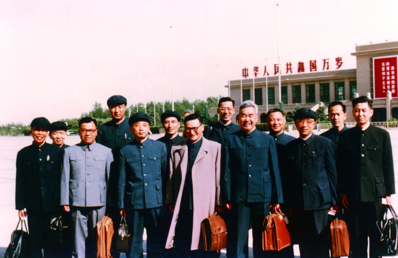 1973年5月，由张文裕率领的中国高能物理考察团访美前，在机场合影