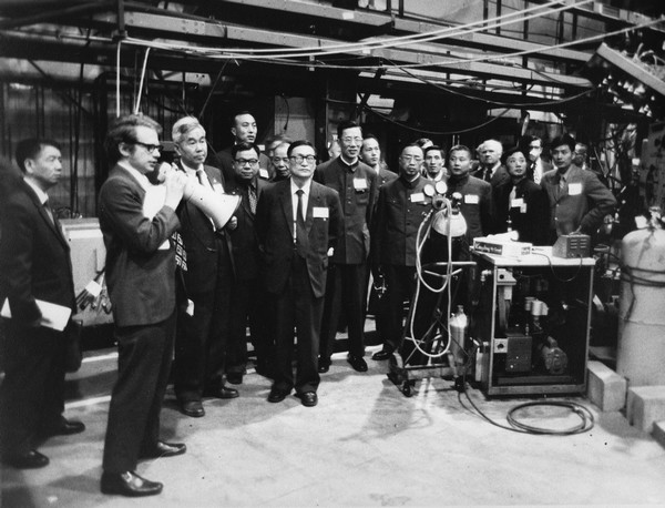 1973年,高能考察团在布鲁克海文实验室参观